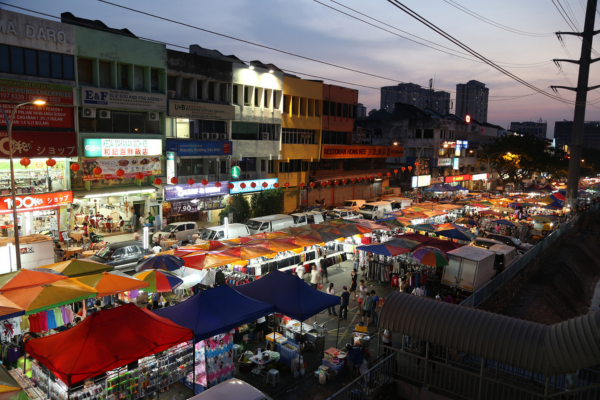 Taman Connaught Night Market can offer local experience of Kuala Lumpur to couples and honeymooners.