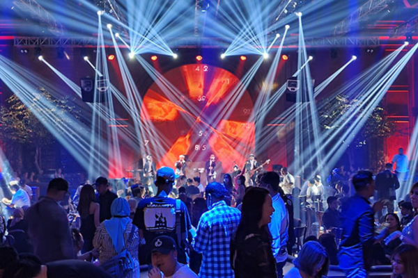 Live music show at the Holywings. (photo: collected)