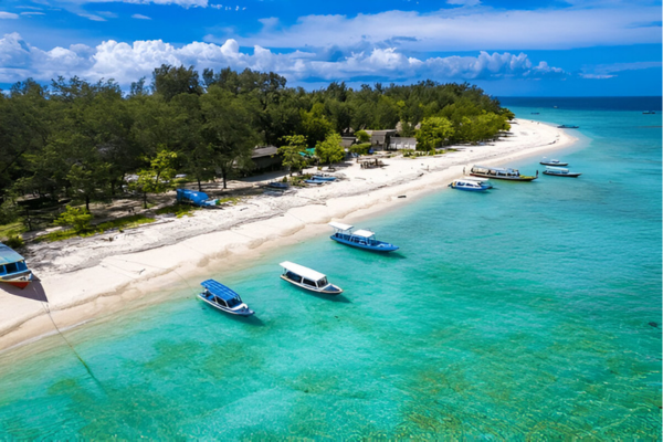 Boats at the shore of a beach at the Gilli Islands.