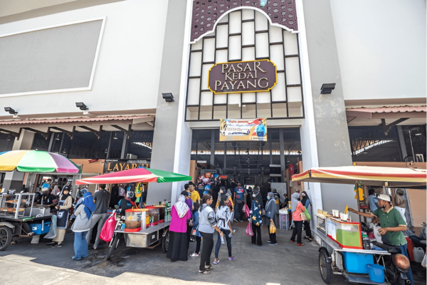 Tourists can buy Malaysian souvenirs from Pasar Payang at cheap.