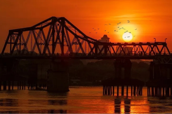 source: izitour (Cycle across the Long Bien Bridge - things to do in Hanoi)